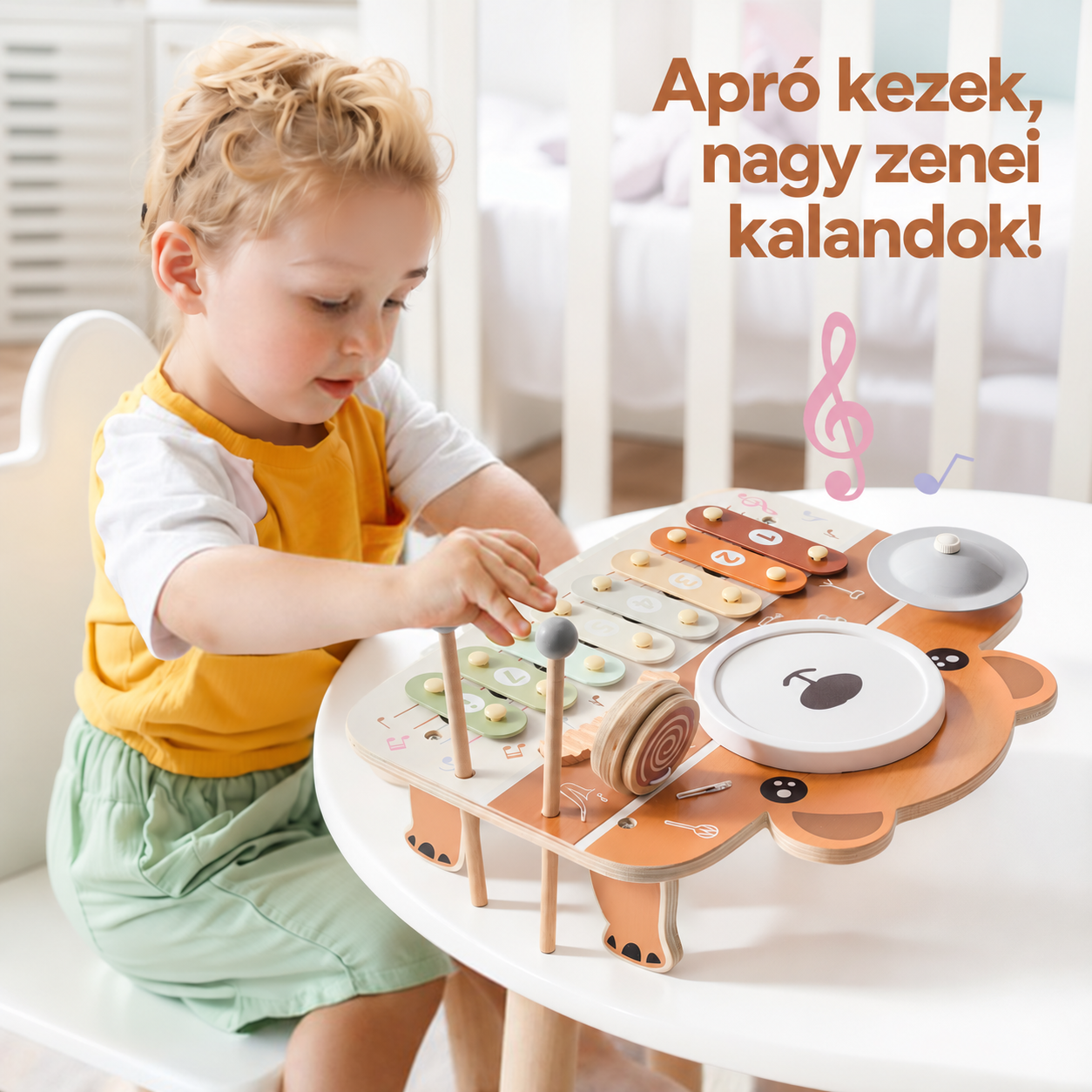 Gyermek fedezi fel a macis fa zenélőasztal színes hangsorát